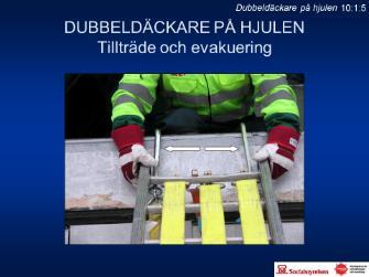 Denna bild visar evakuering via bakrutan. 10:1:3 Stegens placering i bakruteöppningen.