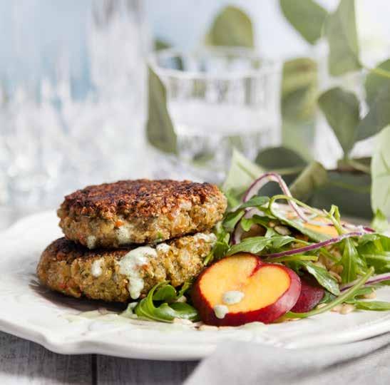 Grekiska havrebiffar med fruktig sallad och örtdressing