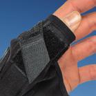 Svart Denna handledsortos ger stöd för både handleden och tummen. Tumgreppet är justerbart med ett elastisk band.