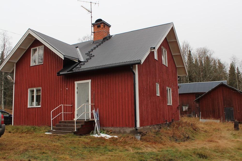 Belägen i Malung-Sälen kommun, Malung församling. Skattesats 35,65. Storlek Tomt Planlösning Boarea 130 m². Areauppgifter enligt taxeringsinformationen. 4 rum, varav 3 sovrum. Kök på båda plan.