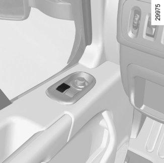 RUTOR (2/2) 1 4 Elektrisk impulsfönsterhiss Impulsläget används tillsammans med funktionen för elektriska fönsterhissar som