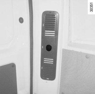 120 W (spänning: 12 V). Om bilen inte har cigarrettändare och askkopp kan du köpa dessa artiklar hos märkesbutikerna.