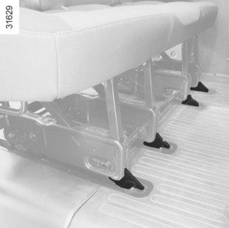 BAKSÄTE (2/2) 4 3 Ditsättning av sätet Passa in styrningarna 4 på skenorna en bit från förankringspunkterna; skjut sätet framåt. Sätet låses automatiskt. Kontrollera att de röda urtagen 3 inte syns.