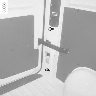 LASTNING AV BAGAGERUM (1/2) 1 1 2 Transport av föremål i lastrummet Med hjälp av öglorna 1 och 2 kan du fästa föremålen så att de hålls på plats.