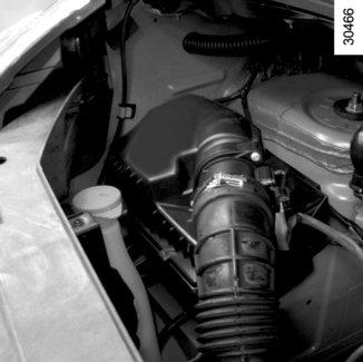 NIVÅER (3/3)/FILTER 7 5 6 Styrservopump Nivå: den korrekta nivån vid kall motor, med motorn avstängd och på plan mark är mellan MINI och MAXI i behållaren 5. Använd endast godkända produkter.
