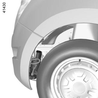 Var försiktig vid åtgärder i närheten av motorn eftersom denna kan vara varm. Dessutom kan kylfläkten sättas igång när som helst. -kontrollampan i motorrummet påminner om detta.