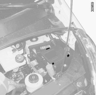 SÄKRINGAR (4/5) 56 C 7 4 5 4 2 3 C Sätt dit säkringsdosan C Knäpp fast fästen 7 och knäpp sedan fast fästet 6.