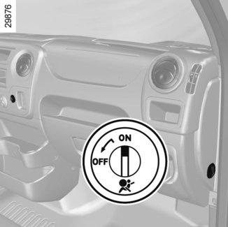 BARNSÄKERHET: urkoppling och inkoppling av passagerarairbag fram (3/3) 2 1 Aktivering av airbag på passagerarsidan fram Koppla in airbag direkt när du har tagit bort barnstolen så att passageraren i
