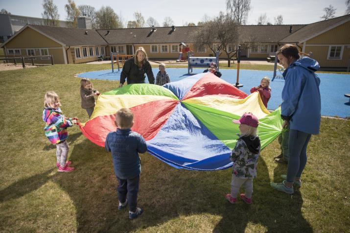 På Källby Gårdsförskolor ta vi aktivt avstånd från varje form av kränkande behandling diskriminering och trakasserier. Alla barn ska gå till förskolan och känna sig välkomna och bli positivt bemötta.