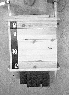 Fig. 7. Uppe till vänster ses lådan från baffelsidan med Peerlesselementet monterat. Plattan med elementet kläms fast med en kil. Uppe till höger ses lådans baksida med 0cm-porten monterad.