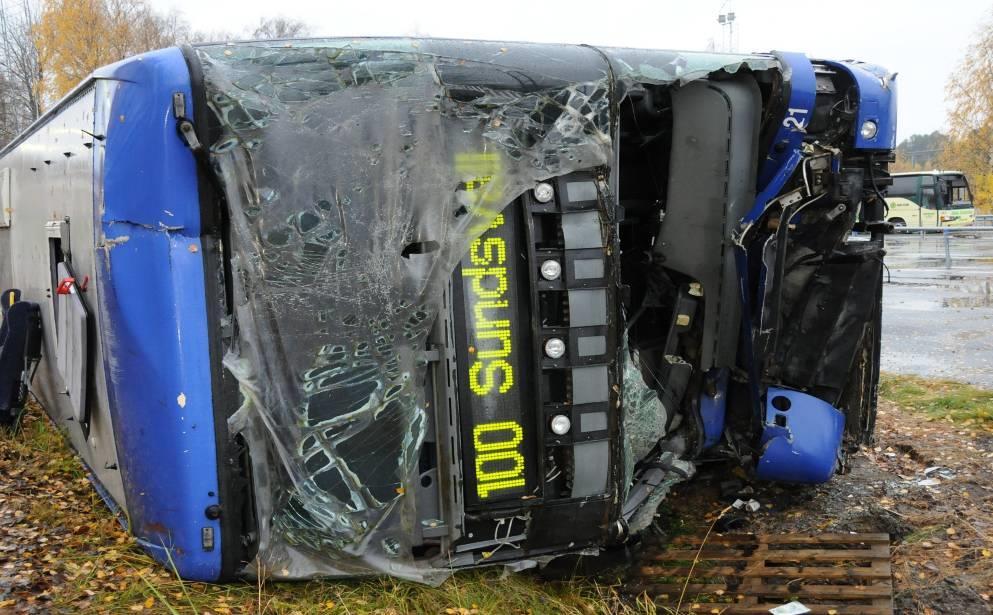 10.2. Dubbeldäckare liggande på sidan Figur 10.11. Det är statistiskt stor chans att bussen har hamnat med höger sida neråt varvid dörrarna blockerats. Om en dubbeldäckare vält (t.ex.