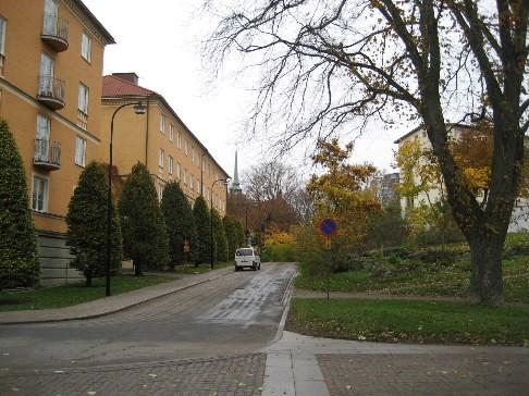 Sida 6 (14) T.v. Helgagatan med kv. Metern till vänster och Tjurbergsparken och skolan till höger. T.h. Skolans aula sett från Älvsborgsgatan.