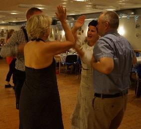 Efter maten var det dags för dans. Den första dansen var Landskrona kadrilj och det var många uppe på dansgolvet.