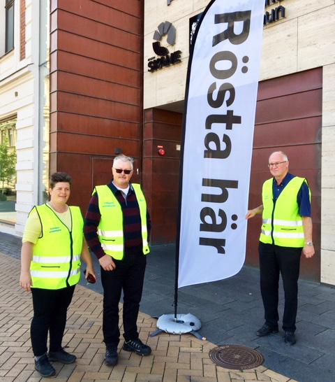 Det var en väl tilltagen polisresurs på plats när Jimmie Åkesson skulle tala och ca 700 personer hade samlats på torget, men allt gick lugnt till.