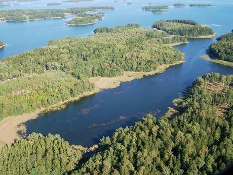 Den norra utgörs av en ca 10 m bred öppning i vassen där djupet är ca 1 m. Den östra mynningen är den största. Här är det ca 45 m brett, men vass av varierande täthet täcker delar av mynningen.