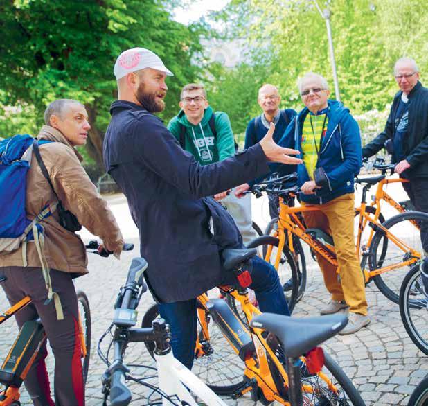 Cykelfrämjandets ordförande Lars Strömgren ger en guidad stadstur i Stockholm. MEDLEMSKAP NÄTVERK UTFÄRDER OCH AKTIVITETER RUNT OM I SVERIGE SAMT DEN ÅRLIGA CYKELTURISTVECKAN.
