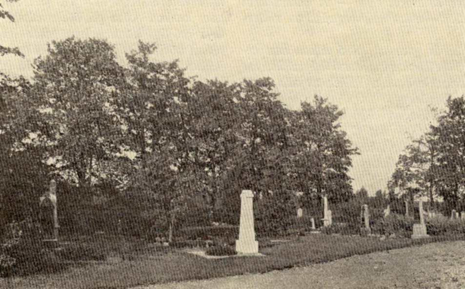 Beskrivning av kyrkogården idag Allmän karaktär Kyrkogården har en rektangulär planform som avgränsas av en naturstensmur med två öppningar, utanför muren finns en trädkrans bitvis bevarad.