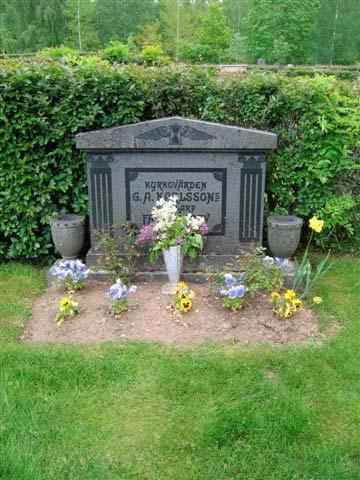 De mer högresta gravvårdarna såsom obeliskstenar och liknande som finns på kyrkogården hör även till de äldre.