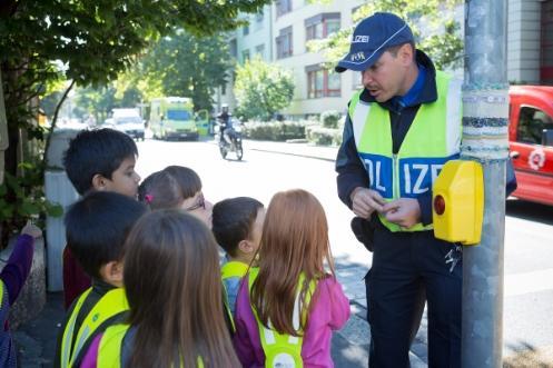 Figur 6 Årlig sensibilisering av vett och etikett i trafiken tillsammans med en riktig polis - spännande och lärorik!