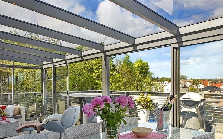 Lyxig känsla till ett bra pris! U T E R U M Expodul sadeltakstomme med Pergola glastaksystem för 26mm isolerglas.