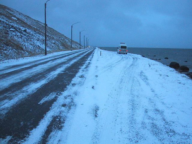 Gegnumakstur Á eftirlitsstöðum A og B er sérstök akrein fyrir gegnumakstur. Með því er hægt að beina öllum þungum ökutækjum inn á eftirlitsstaðinn og velja síðan úr þeim ökutæki til eftirlits.