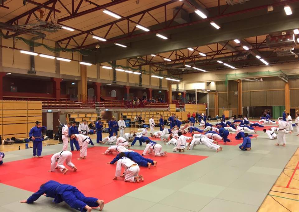 mattan efter JSWOP i Torvalla Sporthall tillsammans med deltagare från många olika länder som stannat kvar efter tävlingen för att