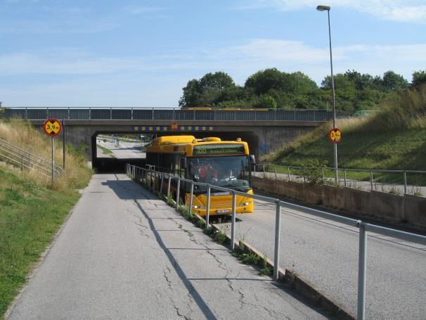 Gång- och cykelvägen längs med Tunavägen är ett viktigt stråk för många skolelever som går på skolorna i området. Tunaskolan ligger strax väster om utredningsområdet.