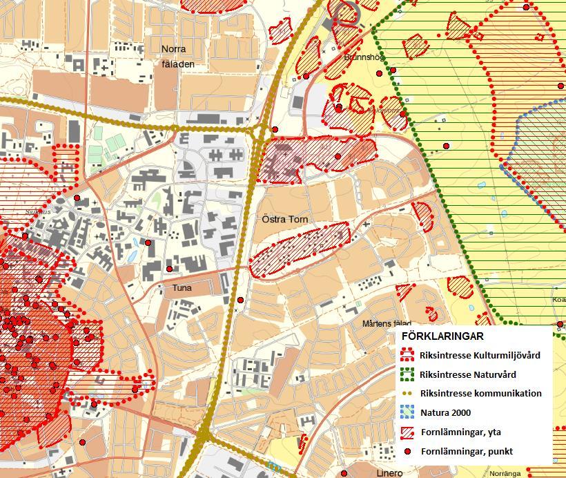 3.4.7. Naturmiljö Naturvärden Figur 29 Riksintressen som är av intresse för vägplanen. Den omgivande naturmarken består av gräsytor och buskage med enstaka lövträd.