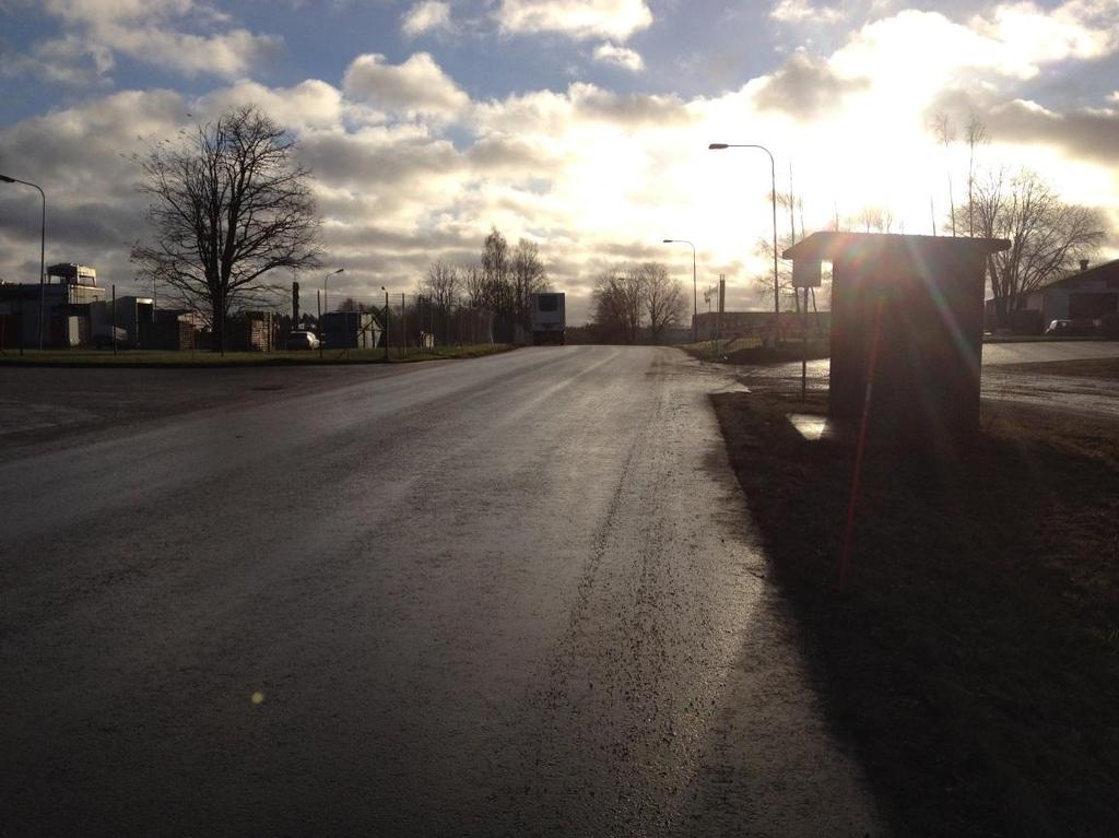 3.2.2 Trumpetarevägen Trumpetarevägen är en av anslutningsvägarna mot pendeltågsstationen i Mantorp. Den belagda bredden är knappt nio meter och gångbanor saknas.