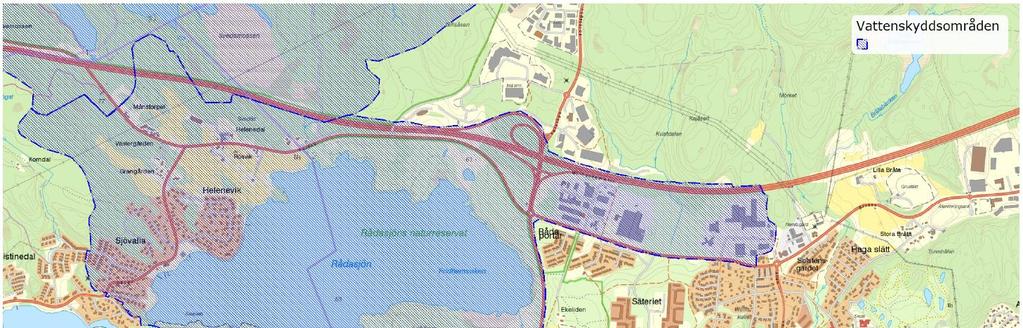 Säteriet och Solsten, samt Rv40 på en sträcka av ca 3 km inkluderade i vattenskyddsområdet. Skyddsområdet ansluter i nordväst mot Delsjöarnas vattenskyddsområde.