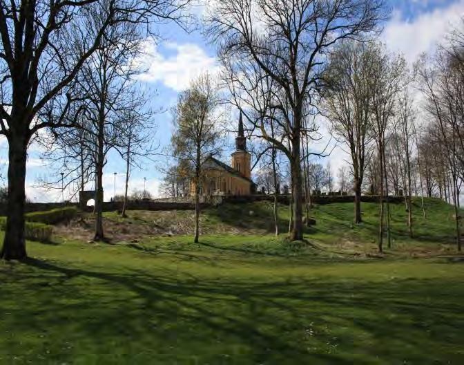 Del av stödmurarna öster om Gamla kyrkogården. Rygghäckar vid Nya kyrkogården. Vy från nordöst mot kyrkan. Omgivningar Norra Åkarps kyrka är belägen på en höjd i den västra delen av tätorten Bjärnum.