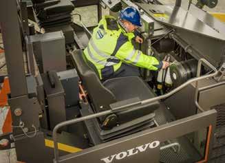 Toppmodern service För att hålla din maskin effektiv och öka dess livslängd erbjuder Volvo ett antal funktioner för regelbunden, snabb och enkel service som gör att