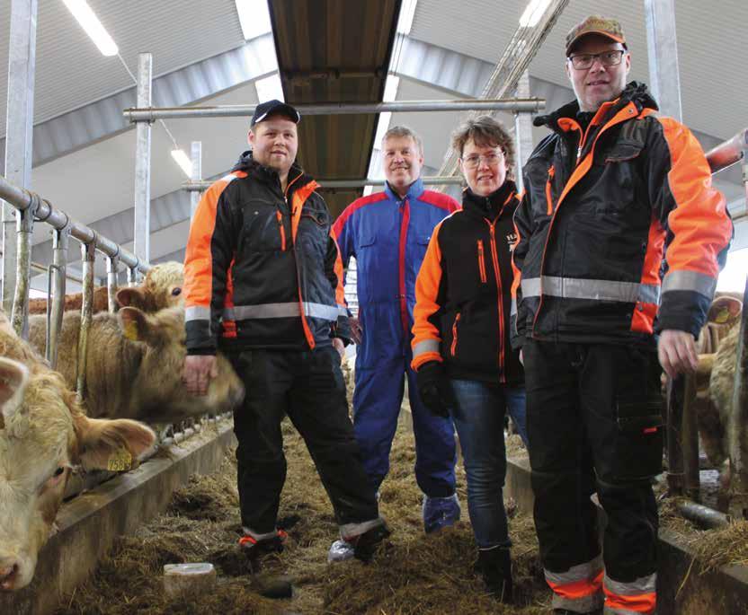 Från vänster: Marcus, Lars Karlsson Distriktschef DeLaval, Anette och Torgny. Utfodringen sker via en ny vertikala fodermixer VSM22 som matar bandfoderfördelaren som går över foderbordet.