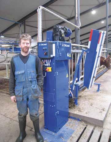 Bekvämt, tidsbesparande och jämnare kotrafik till VMS TM med DeLaval feed pusher Nyhet! Henrik Andersson på gården Örsås utanför Aneby är en av de första att prova den nya produkten feed pusher.