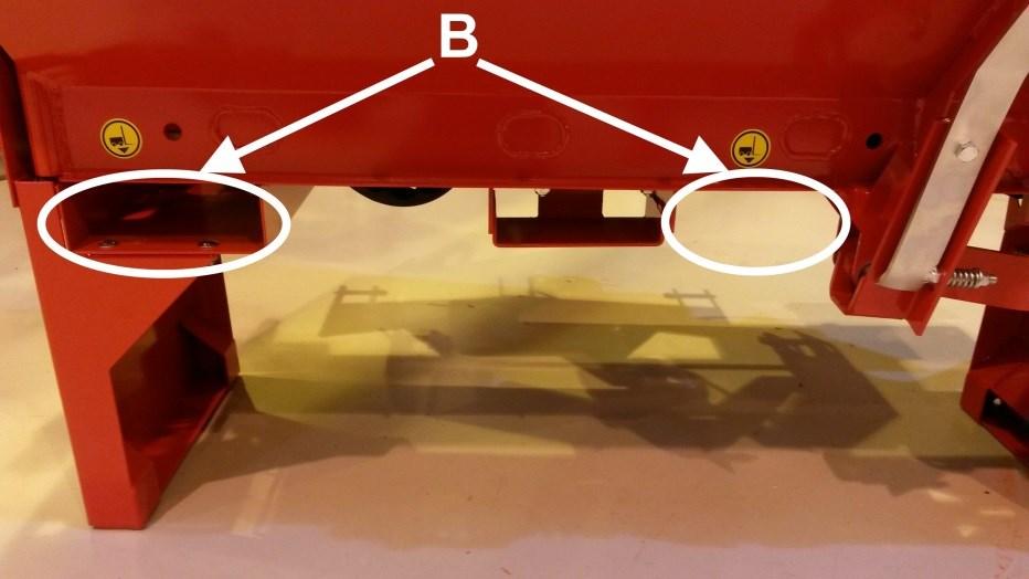 Maskinen får enbart lyftas med truckgafflar vid lyftpunkterna A enligt bild 7. Bild 7.Maskinens lyftpunkter i en modell som kan bogseras. En traktordriven maskin lyfts vid lyftpunkter B enligt bild 8.