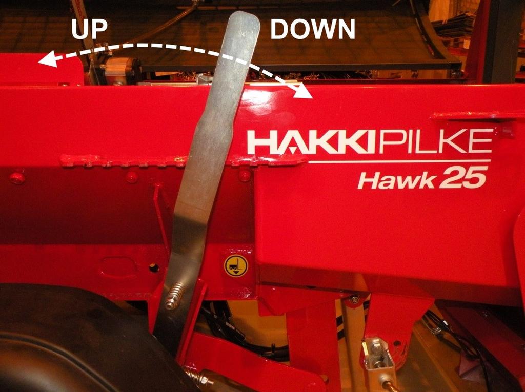 24 4.3. Justera och lossa klyvbettet Maskinens klyvbett styrs mekaniskt med hjälp av manöverspak D på bild 12, antingen uppåt (spaken till vänster) eller neråt (spaken till höger) enligt bild 23.
