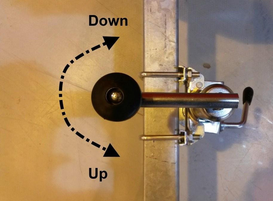 Dra i låsspak A, vilket öppnar låset, och sänk ner stödben B i driftläge, enligt bild 2.