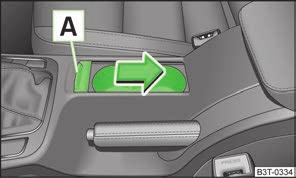 VIKTIGT anvisningarna för montering och demontering i den bifogade handledningen. Bilden gller inte bilar typ Combi-fordon. Stll aldrig varma dryckesbehållare i mugghållaren.