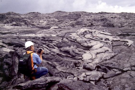 Pahoehoelava Het lava med låg viskositet (lite kisel) kan bilda långa lavaflöden och när de slutligen stelnar kommer