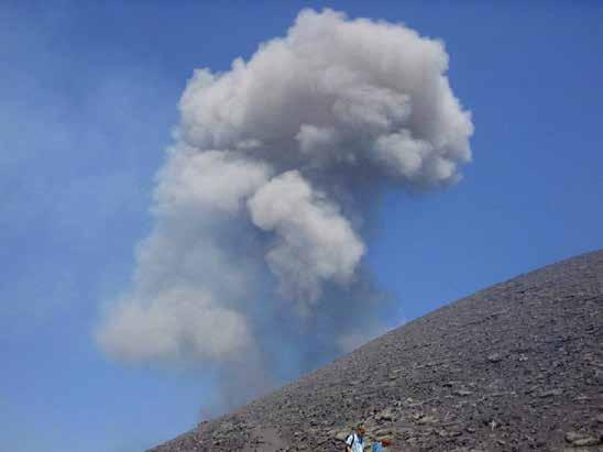 Vulkaniska gaser Vid utbrotten kommer det också att avges vulkaniska gaser vilka består av ämnen eller föreningar som bubblar ut ur magman eller lavan i gasform.
