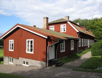 I säteriets omgivning finns ett flertal arrendegårdar och torp som förr hyste fosterbarn, som utbildades vid Östad barnhus.