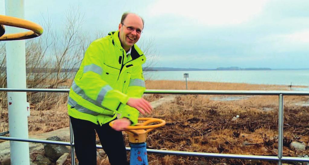 16 SYDVATTEN AB ÅRSREDOVISNING 2011 Säkerhets- och kvalitetschef Stefan Johnsson stänger råvattenintaget vid reservvattentäkten Ringsjön.