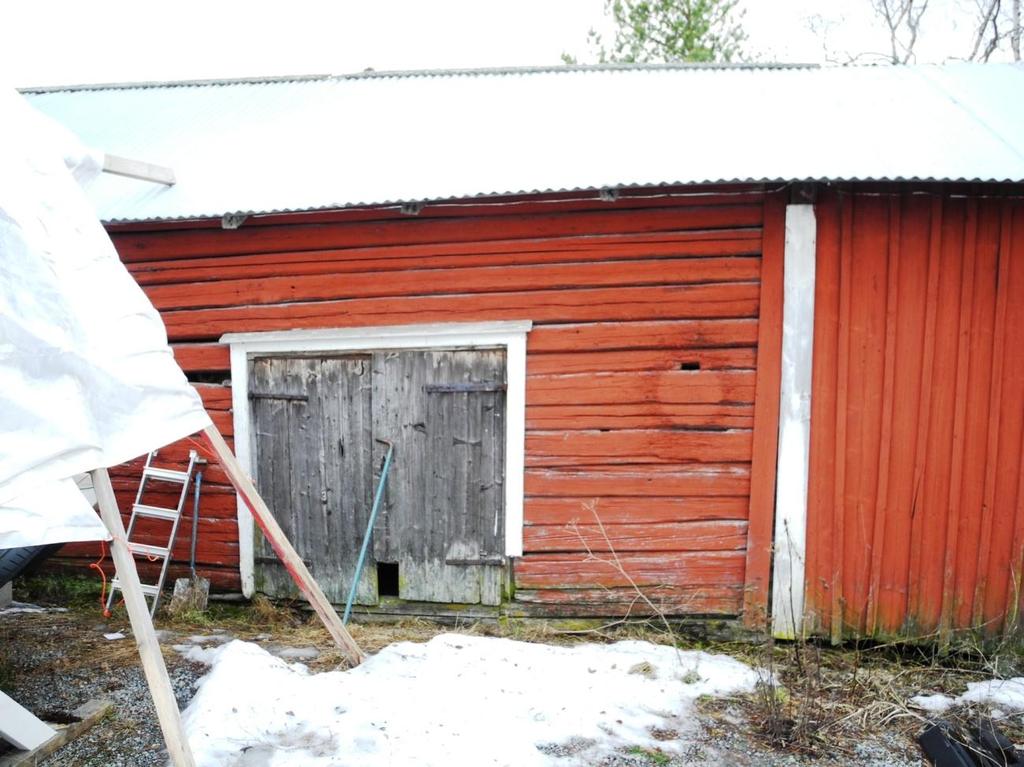 BESKRIVNING Uthus av rödmålad stock. Taket består av falsad plåt. Byggåret är okänt. Byggnaden är i dåligt skick. PLANERINGLÄGE (Byggnad nr. II-III) Detaljplan 21.2.1992.