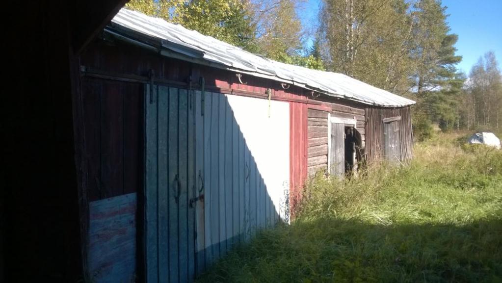 Fasaden består av rödmålad stock och tegel.