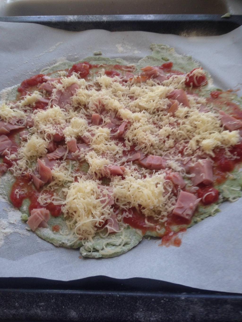 ELIAS, SVANTE OCH OSKAR M RECEPT 19 Pizza vegetale Sätt på ugnen på 250 c 3 ½ dl iskallt vatten 50 g färskt jäst 2 msk olja ½ msk salt 10 dl mjöl 100 g broccoli 200 g spenat 200 g majs Gör så här