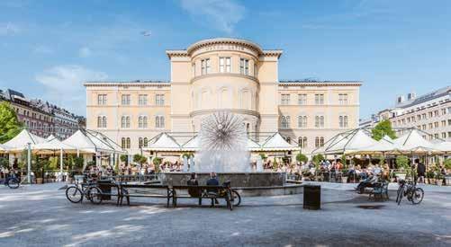 Här råder svalka och lugn. Solen från trädgården lyser in över axeln och gör solkatter på marmorgolvet. Sorlet på Drottninggatan har tystnat.