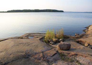 5 000 nya solpaneler, 250 laddningsställen för elbilar Varma bygger sju solkraftverk i sina fastigheter på olika håll i Finland, även vid huvudkontoret.