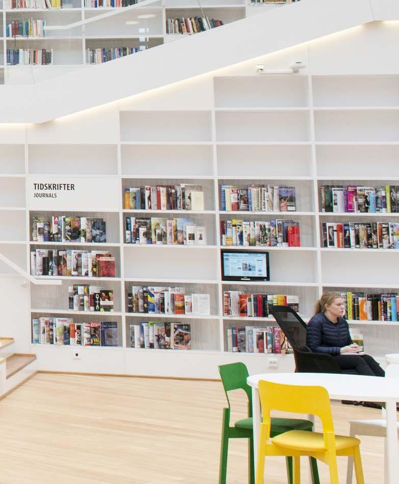 På de vita bokhyllorna står huvuddelen av Högskolan Dalarnas bokbestånd.