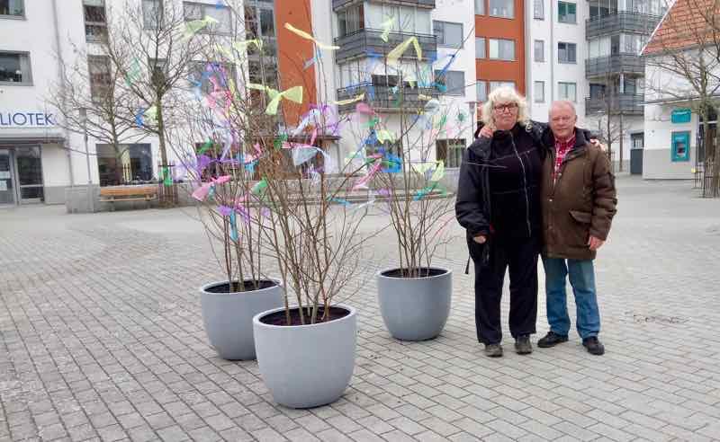 Påskpyntande pågår Byalagets ordförande Ingvar tillsammans med Mia från Arholma 1 BYALAGET FIXAR PÅSKPYNTET I år var det inte tänkt att torget skulle pyntas inför påsk och det tyckte Bylaget var synd.