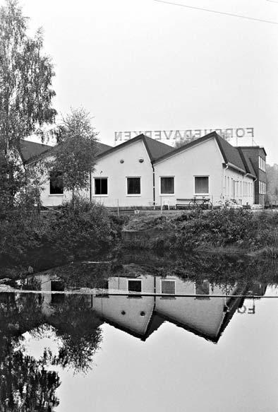 På 1950-talet uppfördes arbetarbostäder nordväst om fabriken i form av friliggande enfamiljshus, trähus med revetering i ljusa pastellfärger (Forsheda Kvarnagård 1:8, 1:11